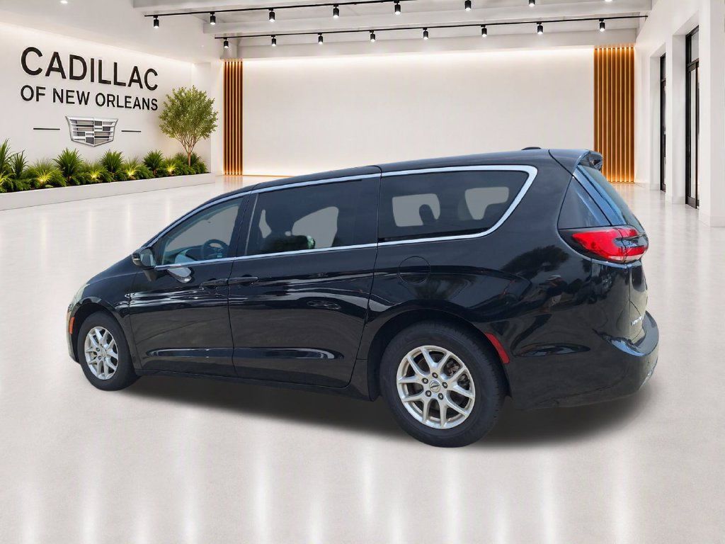 Used 2024 Chrysler Pacifica Touring-L FWD image 5