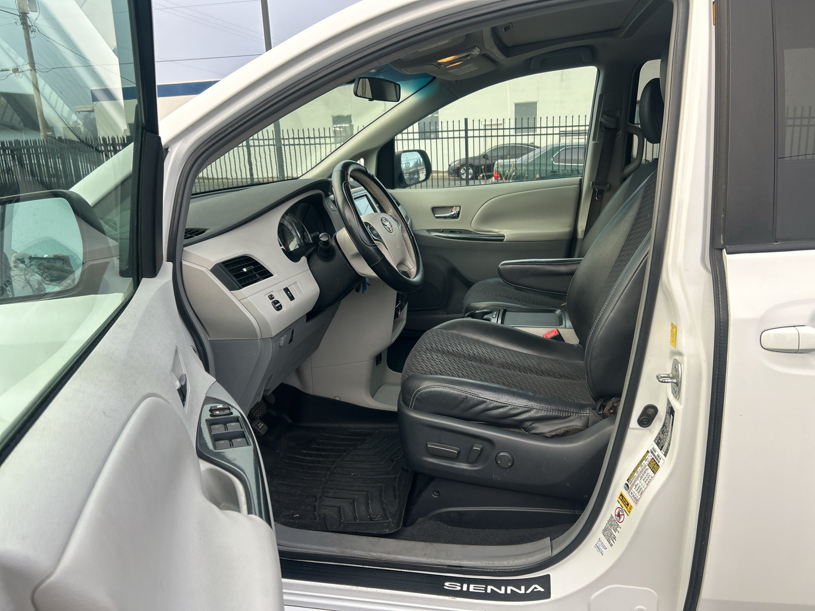 Used 2011 Toyota Sienna SE w/ Preferred Pkg FWD image 13