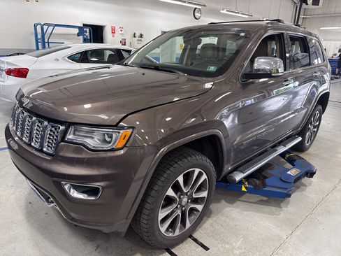 Used 2018 Jeep Grand Cherokee Overland AWD/4WD image 7