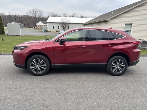 Used 2022 Toyota Venza LE image 7