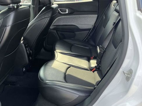 Used 2023 Jeep Compass Latitude AWD/4WD image 15