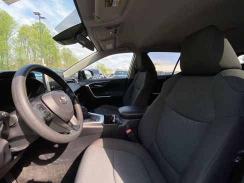 Used 2025 Toyota RAV4 XLE AWD/4WD image 16