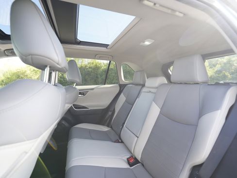 Used 2021 Toyota RAV4 Limited image 9