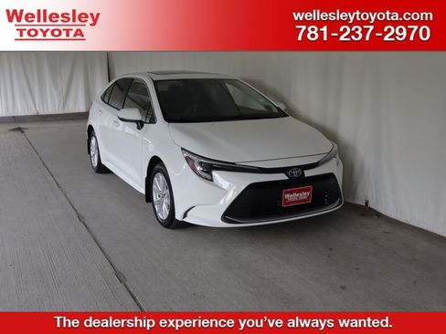 Used 2025 Toyota Corolla XLE FWD image 1