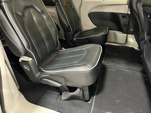 Used 2023 Chrysler Pacifica Limited FWD image 13