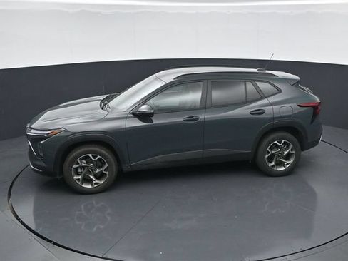 Used 2025 Chevrolet Trax LT FWD image 33