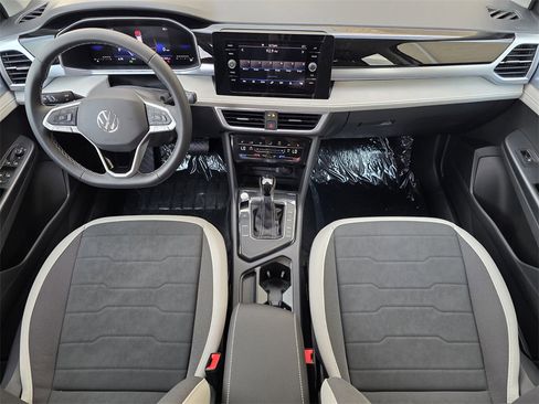 New 2025 Volkswagen Taos SE image 18
