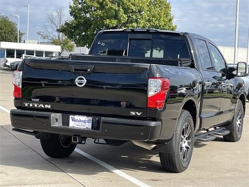 Used 2021 Nissan Titan SV w/ SV Convenience Package image 4