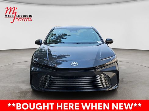 Used 2025 Toyota Camry XLE FWD image 3