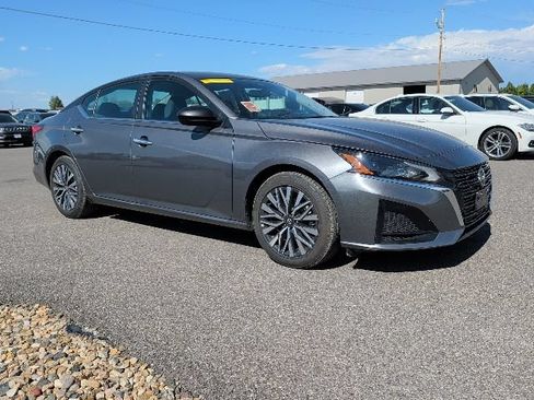 Used 2025 Nissan Altima 2.5 SV FWD image 2