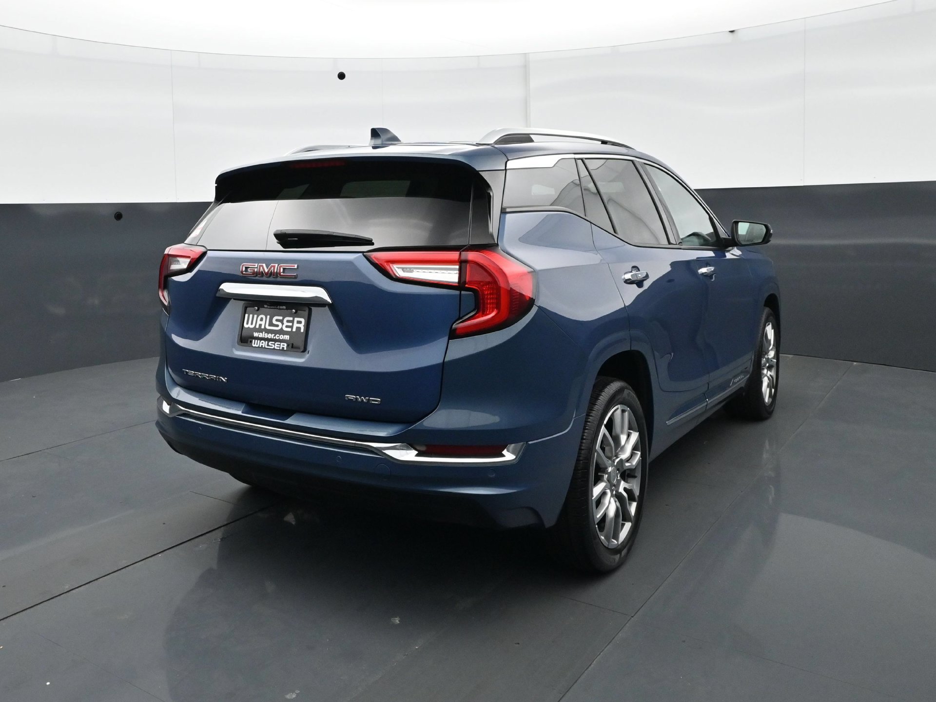Used 2024 GMC Terrain Denali w/ Denali Premium Package AWD/4WD image 6