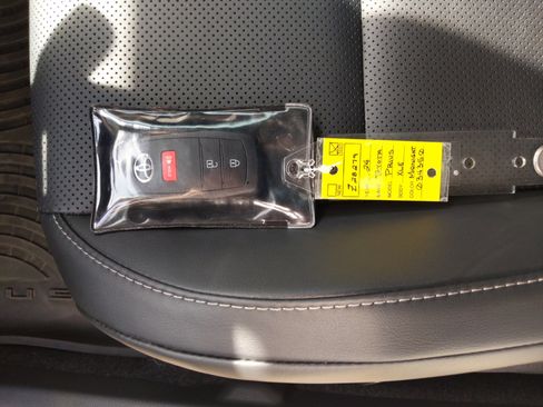 Used 2024 Toyota Prius XLE image 37