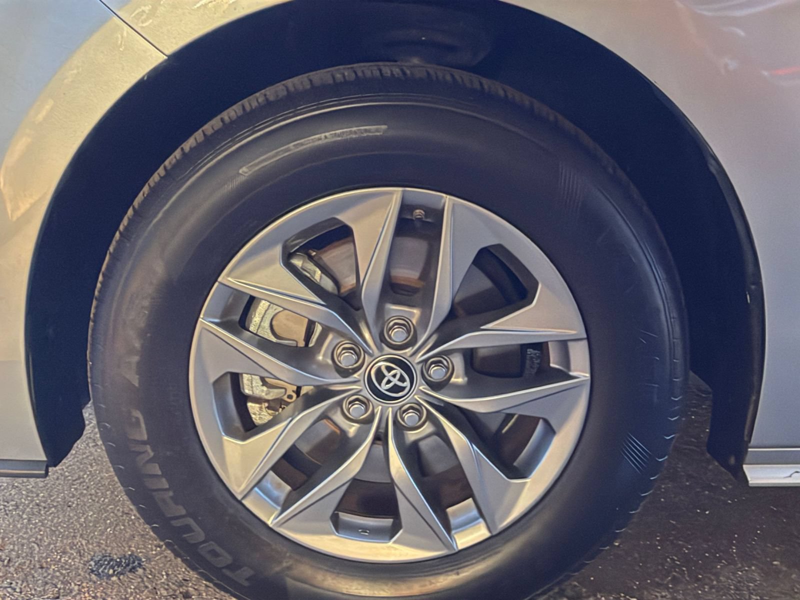 Used 2025 Toyota Sienna XLE FWD image 30
