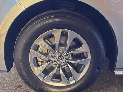 Used 2025 Toyota Sienna XLE FWD image 30