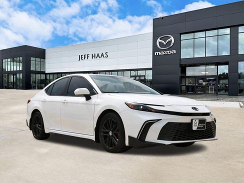 Used 2026 Toyota Camry SE w/ Convenience Package FWD image 4