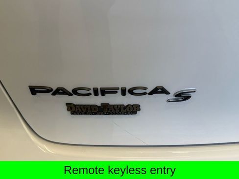 Used 2025 Chrysler Pacifica Limited image 8