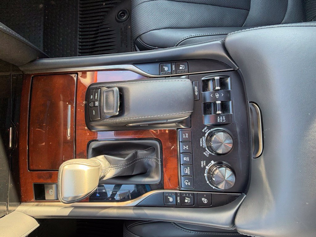 Used 2020 Lexus LX 570 4WD w/ Luxury Package image 11