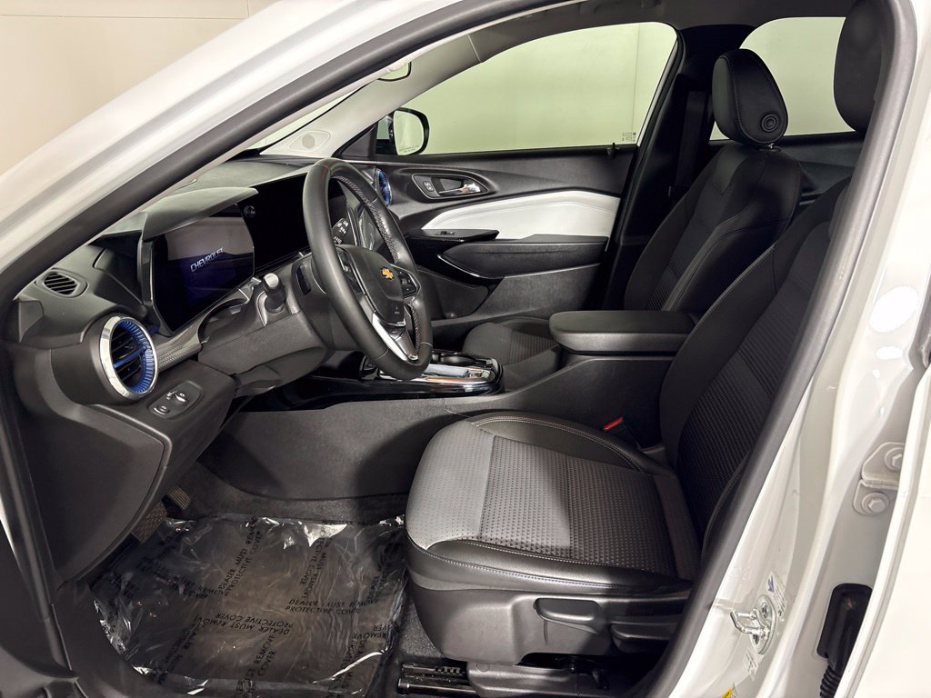 Used 2025 Chevrolet Trax LT w/ LT Convenience Package FWD image 28