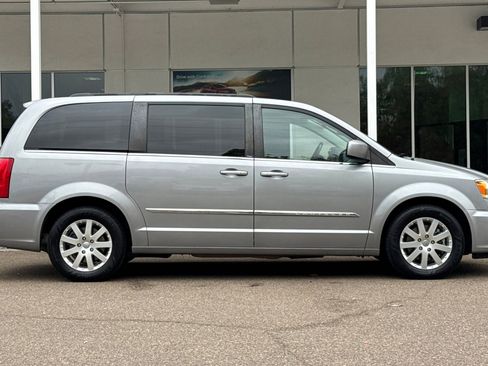 Used 2013 Chrysler Town & Country Touring image 8