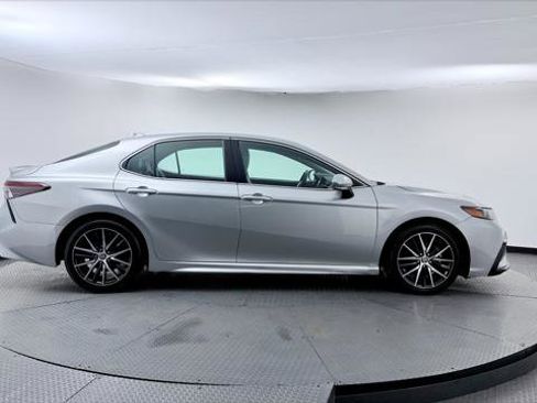 Used 2023 Toyota Camry SE FWD image 9