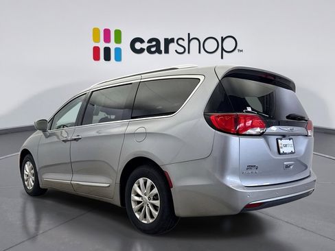 Used 2019 Chrysler Pacifica Touring-L image 3