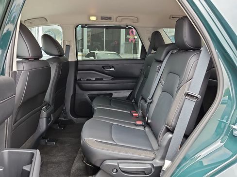 Used 2025 Nissan Pathfinder SL AWD/4WD image 30