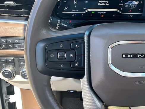 Used 2022 GMC Yukon XL Denali image 11