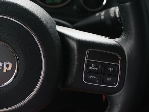 Used 2018 Jeep Wrangler Unlimited Sahara w/ Connectivity Group AWD/4WD image 21