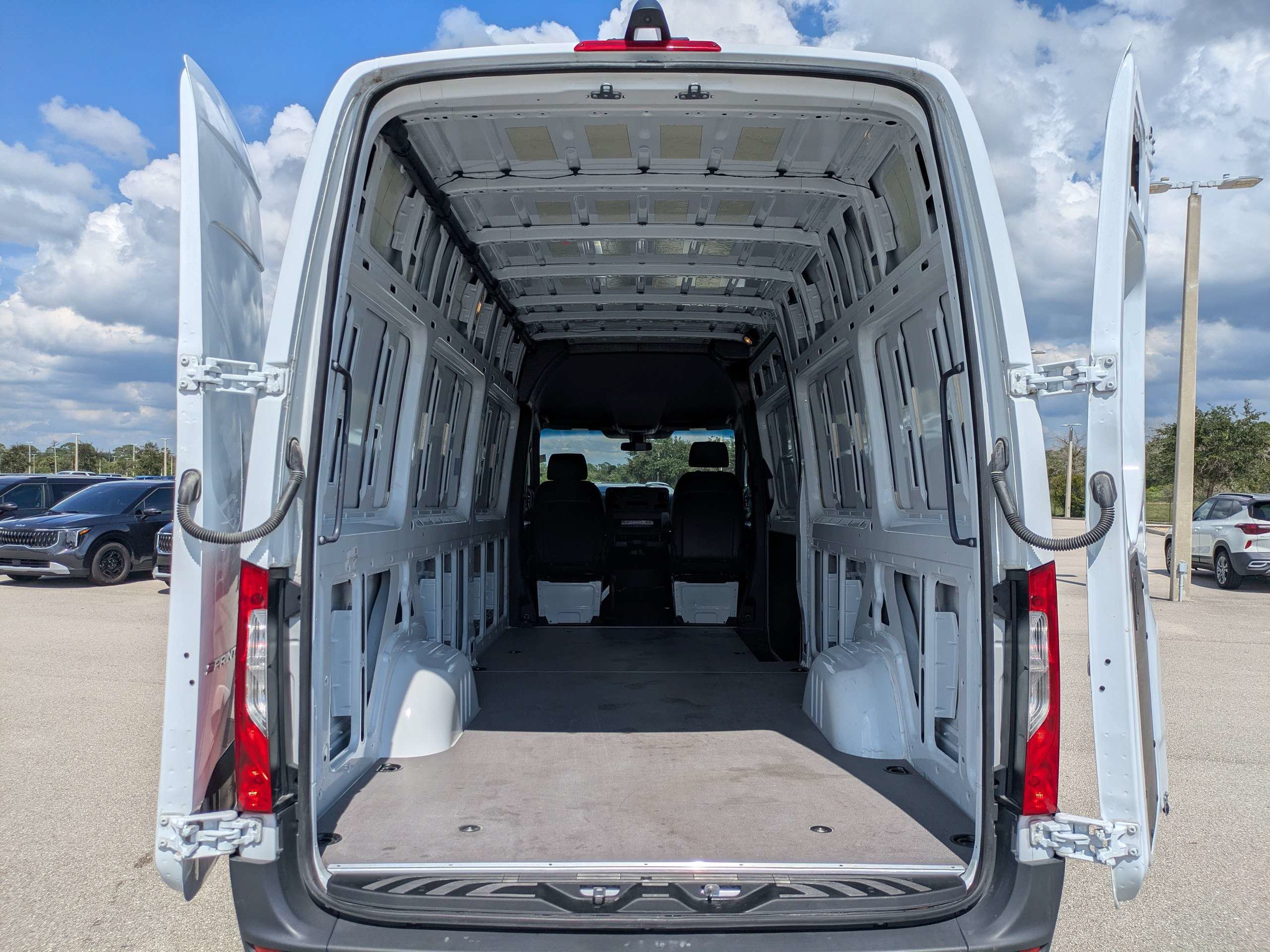 Used 2025 Mercedes-Benz Sprinter 2500 image 16