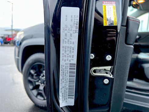 Used 2019 Jeep Cherokee Trailhawk w/ Cold Weather Group image 28