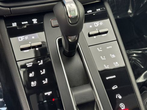 Certified 2022 Porsche Macan AWD/4WD image 25