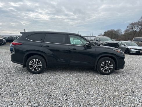 Used 2022 Toyota Highlander XLE image 6