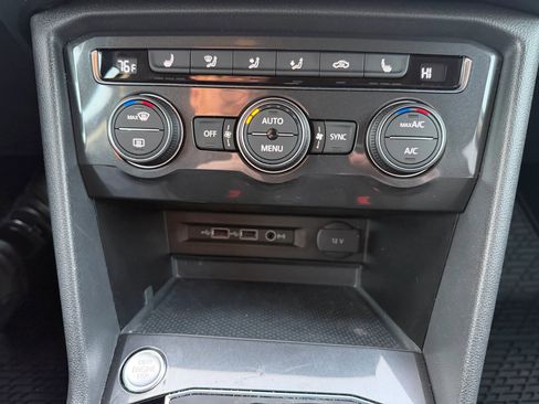 Used 2018 Volkswagen Tiguan SE image 27