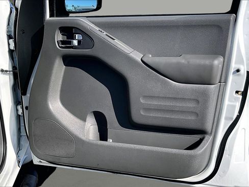 Used 2018 Nissan Frontier SV image 17