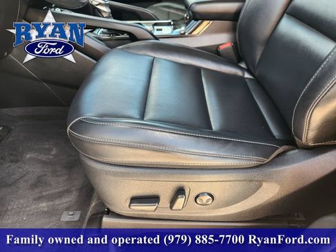 Used 2025 Kia Telluride S AWD/4WD image 17