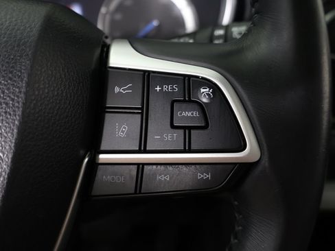 Used 2022 Toyota Highlander XLE AWD/4WD image 47