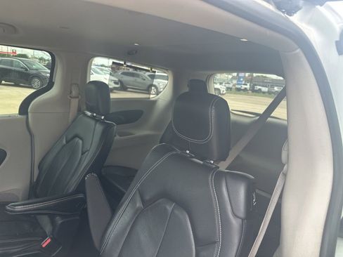 Used 2022 Chrysler Pacifica Touring-L FWD image 23