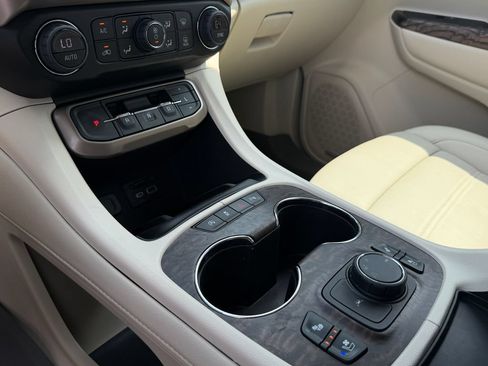 Used 2023 GMC Acadia Denali w/ Denali Ultimate Package FWD image 29
