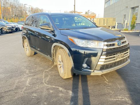 Used 2019 Toyota Highlander XLE image 3