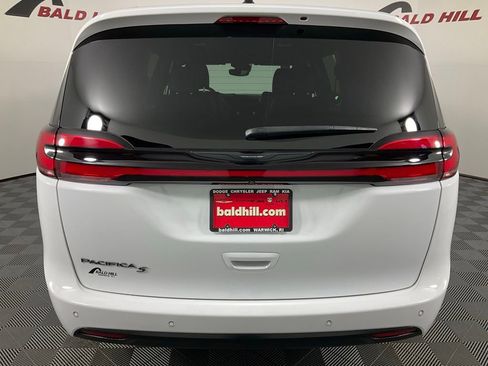 Used 2023 Chrysler Pacifica Touring-L w/ S Appearance Package image 5