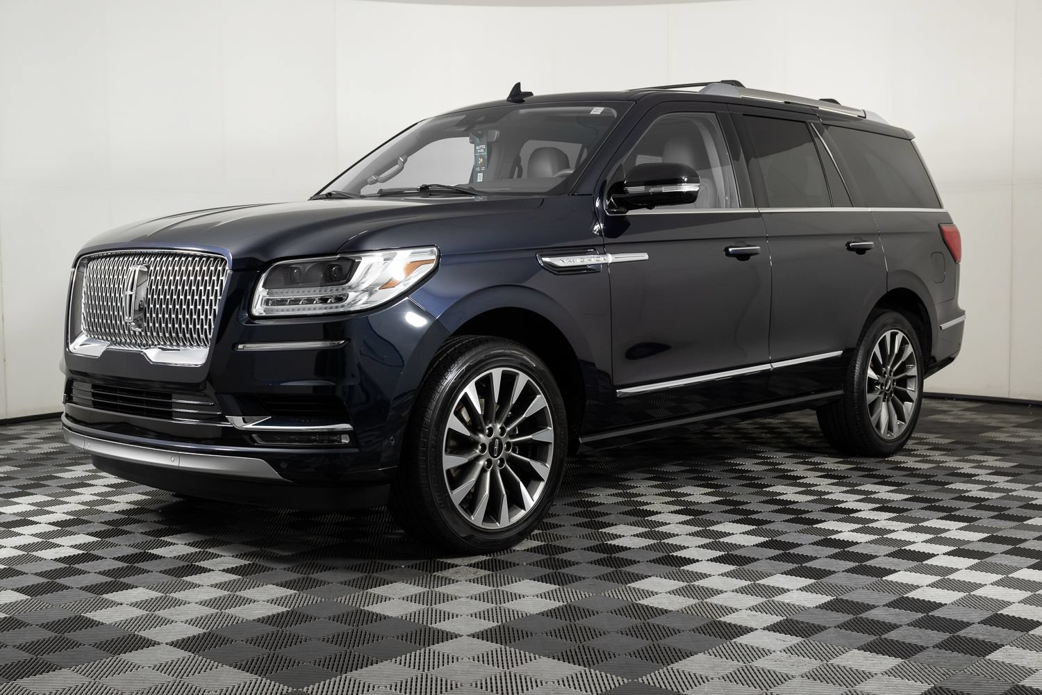 Used 2021 Lincoln Navigator Reserve w/ Cargo Convenience Package AWD/4WD image 1
