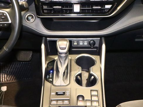 Used 2024 Toyota Highlander LE image 29
