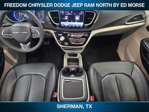 Used 2024 Chrysler Pacifica Touring-L image 19