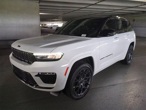 New 2025 Jeep Grand Cherokee Summit image 9