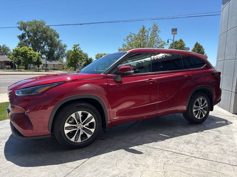 Used 2022 Toyota Highlander XLE AWD/4WD image 4
