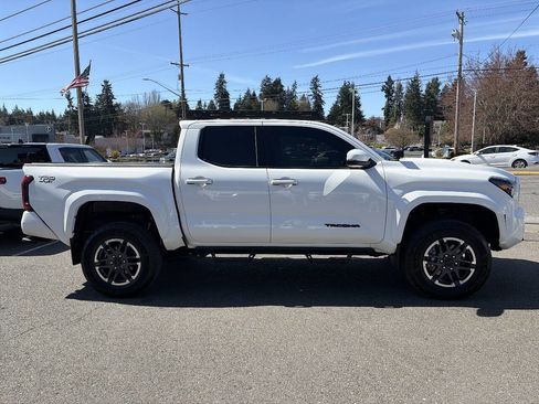 Used 2024 Toyota Tacoma TRD Sport w/ TRD Sport Upgrade Package image 11