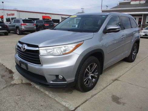 Used 2016 Toyota Highlander XLE image 2