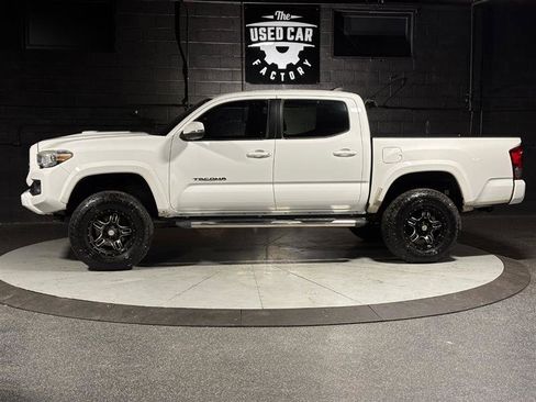 Used 2016 Toyota Tacoma TRD Sport w/ Towing Package image 2