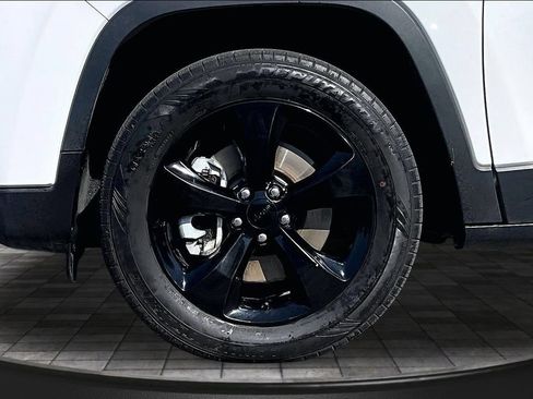 Used 2021 Jeep Cherokee Latitude Plus AWD/4WD image 8