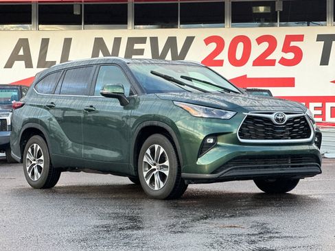 Used 2024 Toyota Highlander XLE image 8